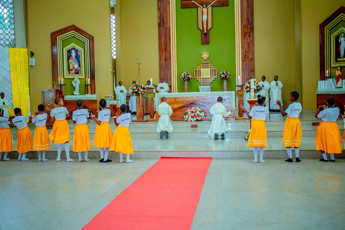 Altare na Tabenakulo ya Kanisa la Mt. Bonaventura