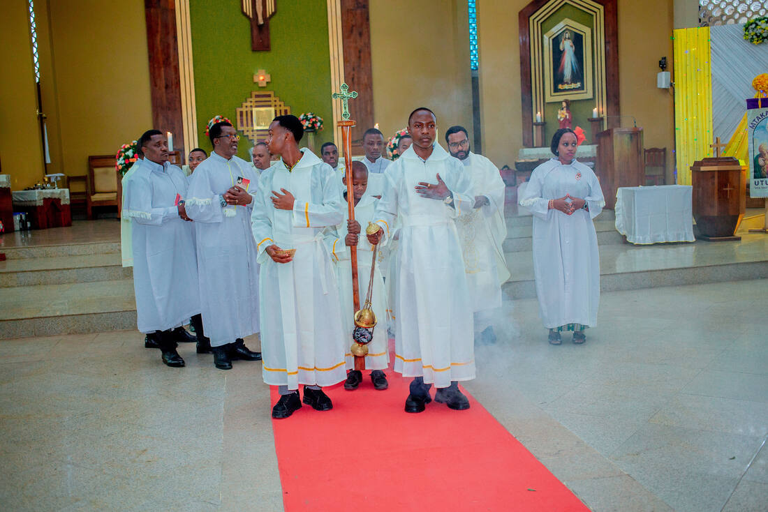 Maandamano ya kuingia Misa: watumishi wa altare na uvumba